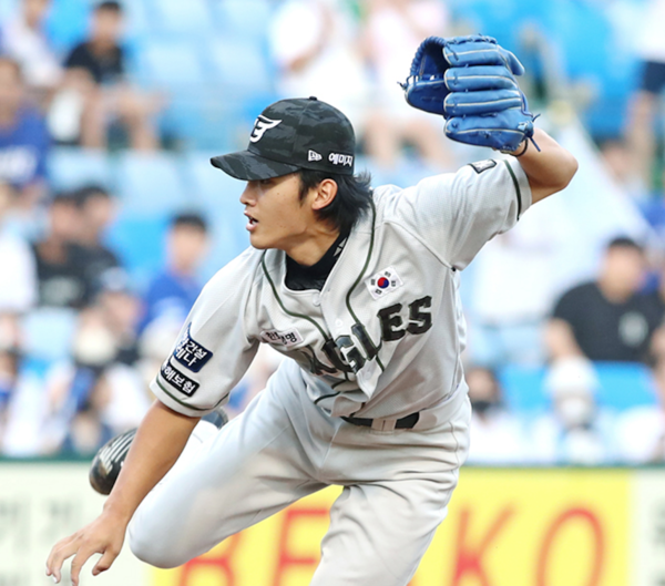 전력투구하는 윤산흠(사진=한화)