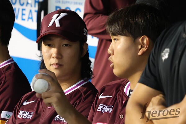 18일 엔트리 등록된 날 더그아웃에서 키움 신인 투수 박정훈과 대화하고 있는 안우진. (사진=키움 히어로즈)