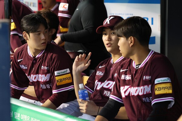 안우진이 정현우, 박정훈에 특급 노하우를 전수하는 모습. (사진=키움 히어로즈)