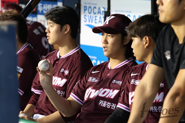 안우진이 정현우, 박정훈에 특급 노하우를 전수하는 모습. (사진=키움 히어로즈)