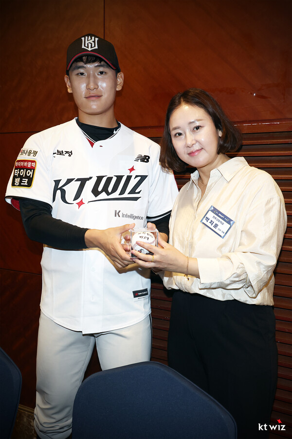 KT 위즈가 2026 신인 드래프트에서 지명한 선수들을 위해 특별한 환영 행사를 마련했다. 1라운드 지명 선수 박지훈(사진=KT)