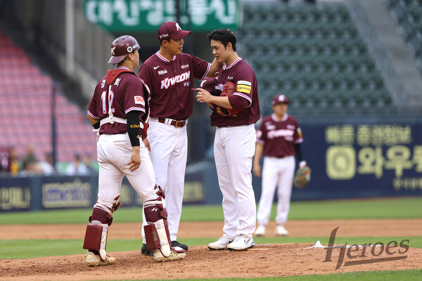 이승호 키움 1군 투수코치가 정현우를 격려하고 있다. (사진=키움 히어로즈)