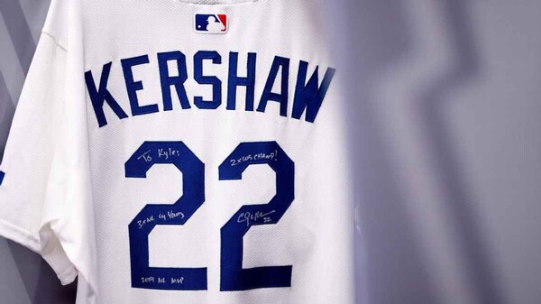 커쇼가 사인한 카일 프리랜드의 유니폼(사진=콜로라도 로키스)