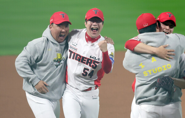 이범호 감독과 양현종(사진=KIA)