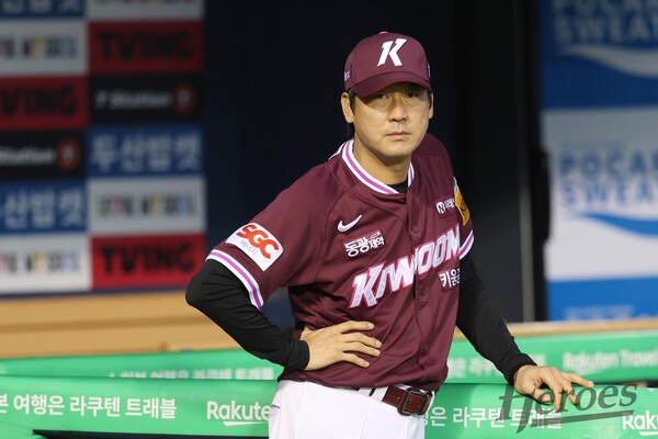 키움 설종진 감독대행이 선수단의 훈련을 지켜보고 있다. (사진=키움 히어로즈)