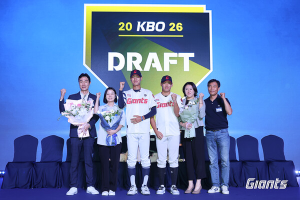 신동건과 김화중 가족의 단체사진. 신동건은 과거 청원고 시절 1년 후배였고, 이제는 드래프트 동기가 된 사이다(사진=롯데)