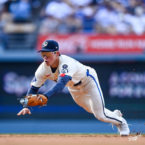 직선타를 잡은 뒤 2루로 다이빙하는 김혜성(사진=LA 다저스 SNS)