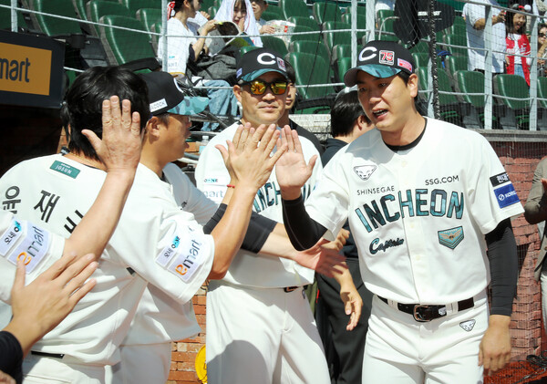 김광현이 동료들과 하이파이브를 하고 있다. 사진| SSG랜더스