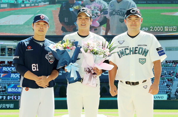 김광현 2000탈삼진 KBO 시상식에서 두산 최원준과 SSG 노경은이 함께 기념촬영하고 있다. 사진 | SSG랜더스