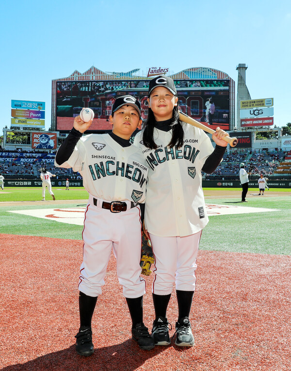 각각 시구와 시타를 한 김광현 아들 김민재와 딸 김민주. 사진 | SSG랜더스