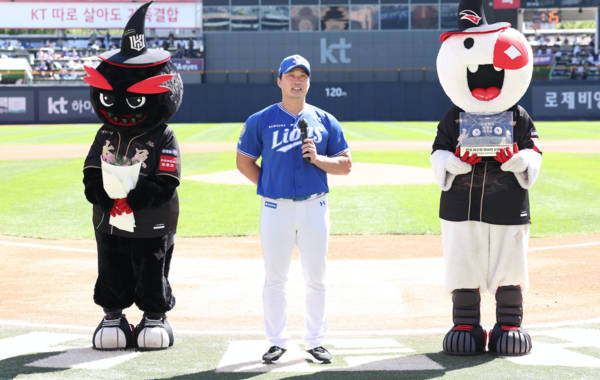 KT 팬들에게 감사를 전하는 오승환(사진=삼성)