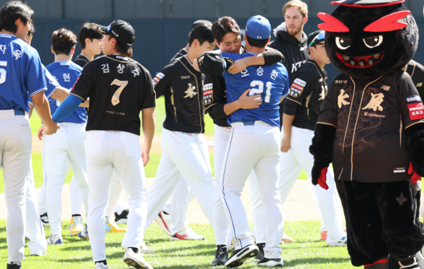 김상수, 우규민과 포옹을 나누는 오승환(사진=삼성)