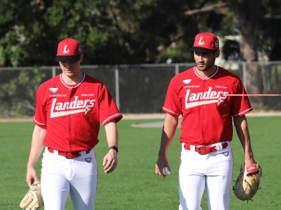 SSG 10승 듀오 앤더슨과 화이트. 사진 | SSG랜더스