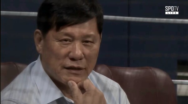 허구연 KBO 총재가 이른 아침에 열린 여자야구 경기를 유심히 지켜봤다. (사진=SPOTV2 중계화면 갈무리)