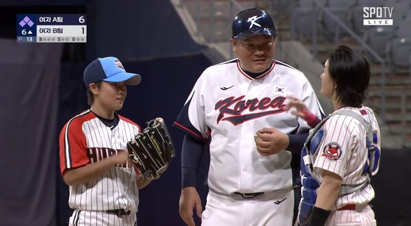 대표팀 투수 정다은(왼쪽)이 포수 김현아, 장지훈 대표팀 타격코치와 대화를 나누고 있다. (사진=SPOTV2 중계화면 갈무리)