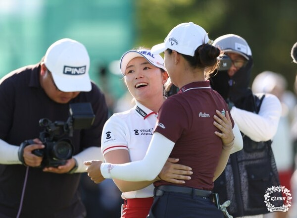 하나금융그룹 챔피언십 우승 확정 후 이다연이 이민지와 포옹하고 있다. 사진 | KLPGA