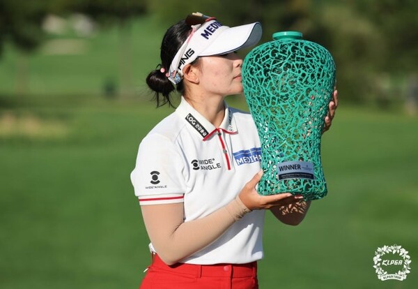 하나금융그룹 챔피언십 우승을 차지한 이다연이 트로피에 입을 맞추고 있다. 사진 | KLPGA