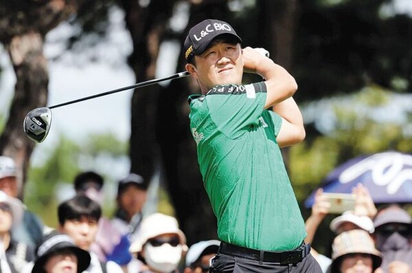 골프존 오픈 우승자 박성국이 드라이버 샷을 날리고 있다. 사진 | KPGA