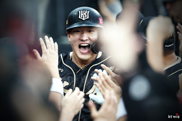 안현민이 폰세 상대로 홈런을 친 뒤 환호하고 있다. (사진=KT위즈)