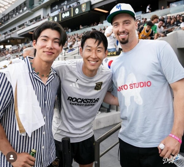 김혜성이 손흥민, 스넬과 함께 기념사진을 찍고 있다. 사진 | LA다저스 SNS