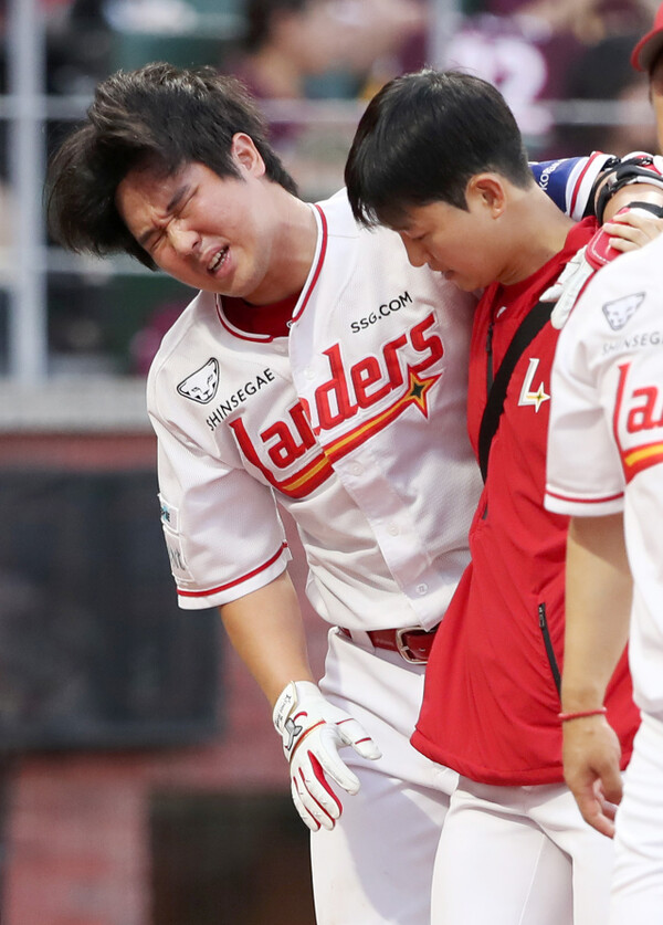 자신의 타구에 맞고 고통스러워하는 최정. 사진 | SSG랜더스