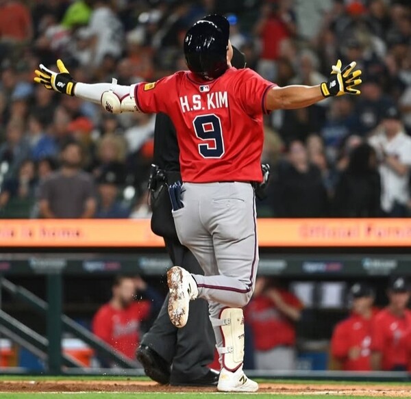 홈런을 터트리고 그라운드를 돌며 세리머니를 하고 있는 김하성. 사진 | 애틀랜타SNS