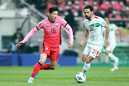 한국 축구 대표팀 스트라이커 황의조(사진 왼쪽)(사진=대한축구협회)
