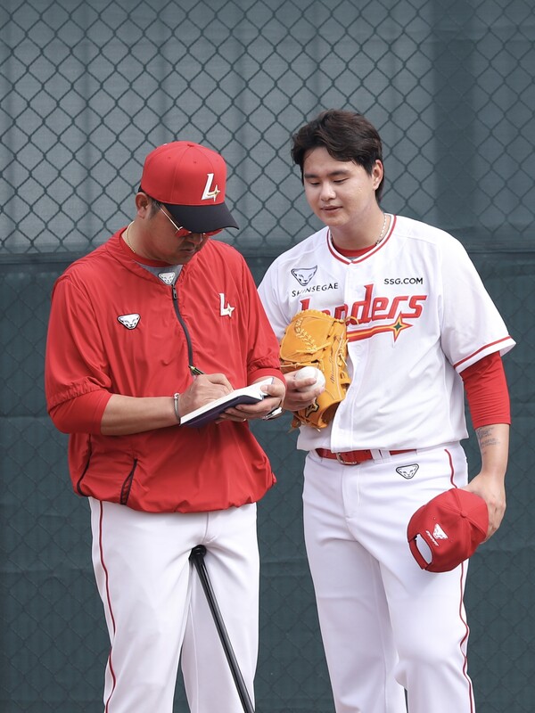 경헌호 코치와 김민(사진=SSG)