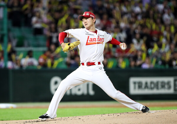 SSG 김건우가 23일 KIA전에서 호투하고 있다. 사진 | SSG랜더스