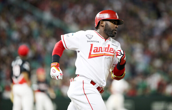 에레디아가 홈런을 터트린 뒤 그라운드를 돌고 있다. 사진 | SSG랜더스