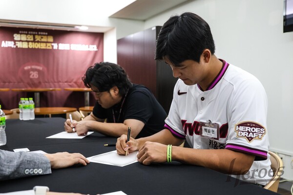 키움 히어로즈가 2026 신인드래프트 전체 1번으로 지명된 박준현(북일고)과 7억원에 계약을 체결했다(사진=키움)