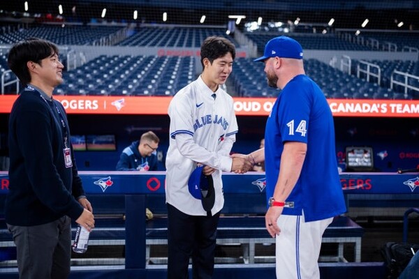 문서준이 토론토 슈나이더 감독과 인사하고 있다. 사진 | 리코스포츠