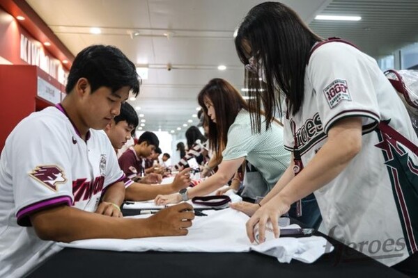 팬들에 사인해주고 있는 박준현. 사진 | 키움히어로즈