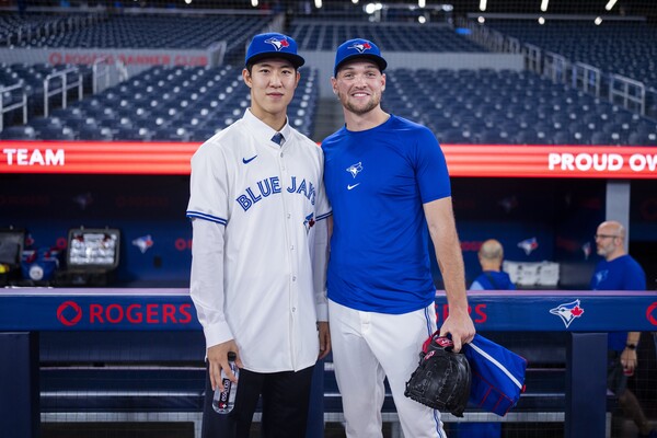 토론토 유니폼을 입고 포즈를 취한 문서준(사진=토론토 블루제이스 공식 SNS)