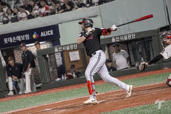 3점 홈런을 날린 오스틴(사진=LG)