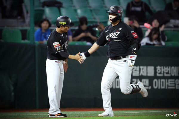 KT 문상철은 지난 26일 경기에서 대주자로 출전, 첫 타석 초구를 공략해 홈런을 기록했다. (사진=KT)