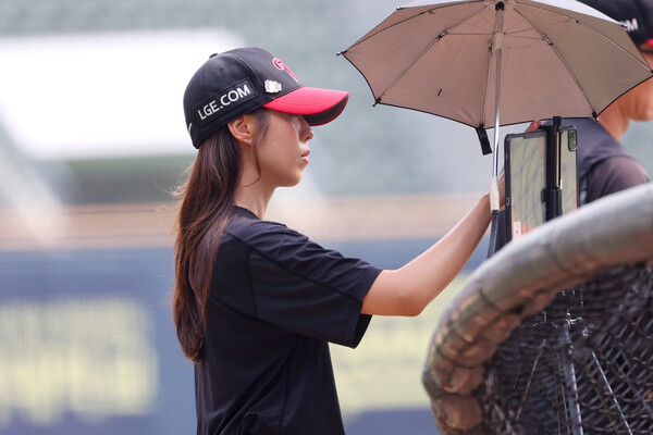 김지예 LG 데이터분석팀 사원이 랩소도 장비로 선수들의 타구를 측정하고 있다. (사진=LG트윈스 제공)