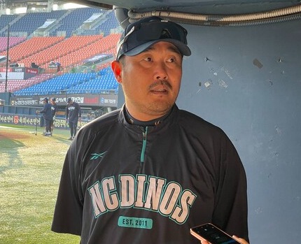 NC 이호준 감독이 26일 잠실에서 두산 베어스 상대 경기를 앞두고 취재진 인터뷰에 응했다. (사진=스포츠춘추 배지헌 기자)