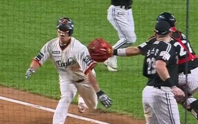 한화 노시환이 포수 태그를 피하는 장면. (사진=티빙 중계화면 갈무리)