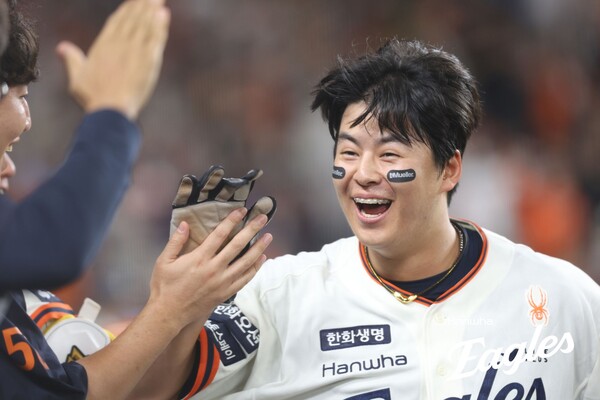 세이프가 선언된 뒤 환하게 웃는 노시환. (사진=한화 이글스)
