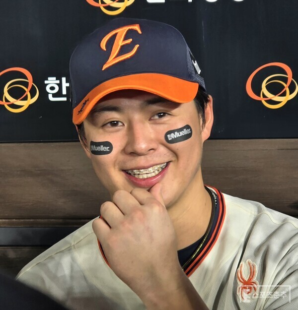 한화 노시환이 26일 동점 득점에 성공한 뒤 취재진과 인터뷰를 하고 있다. (사진=스포츠춘추 황혜정 기자)