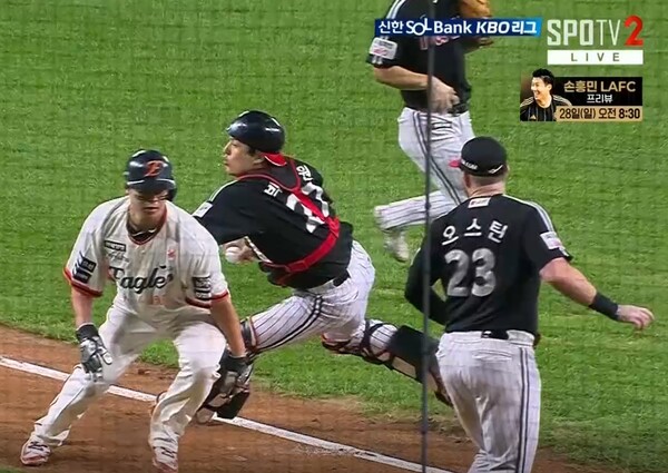 한화 노시환이 포수 태그를 피하는 장면. (사진=티빙 중계화면 갈무리)