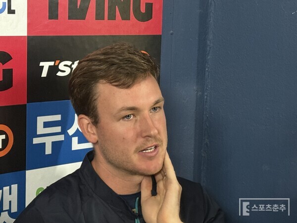 NC 라일리가 지난 26일 잠실야구장에서 열린 두산 베어스 상대 경기를 마친 이후 취재진 인터뷰에 응하고 있다. (사진=스포츠춘추 박승민 기자)