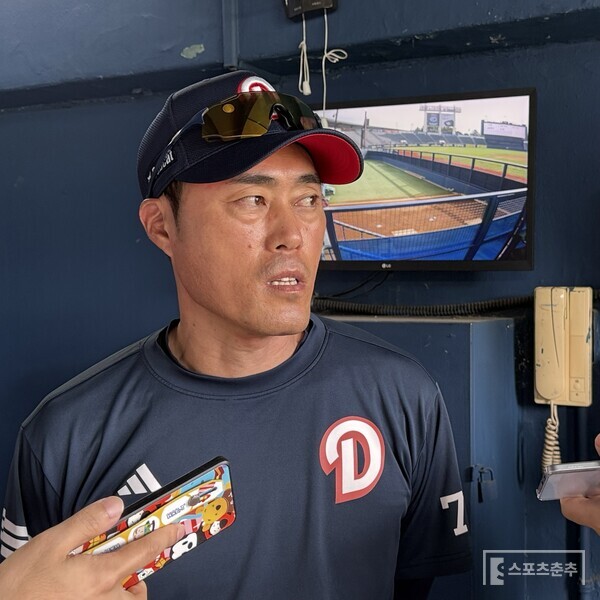 두산 베어스 조성환 감독대행이 27일 서울 잠실야구장에서 열리는 SSG 랜더스 상대 홈경기를 앞두고 취재진 인터뷰에 응하고 있다. (사진=스포츠춘추 박승민 기자)