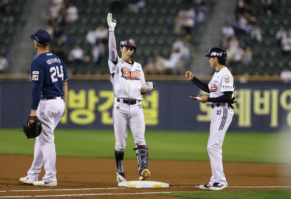 두산 내야수 박지훈이 지난 26일 서울 잠실야구장에서 열린 NC 다이노스 상대 홈경기에서 안타를 기록한 이후 덕아웃을 향해 세리머니를 하고 있다. (사진=두산)