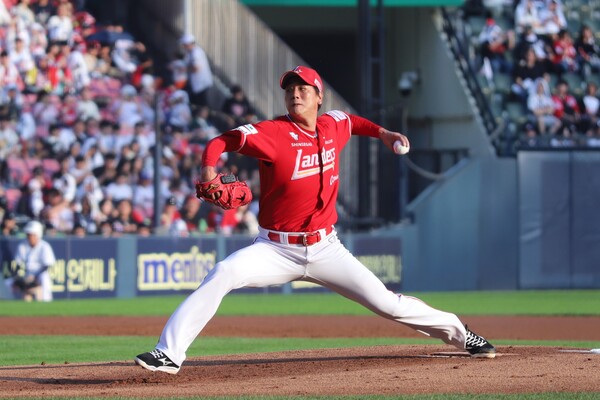 SSG 김광현은 27일 서울 잠실야구장에서 열린 두산 베어스 상대 원정경기에 선발 등판해 5.1이닝 1실점으로 승리 투수가 됐다. (사진=SSG)