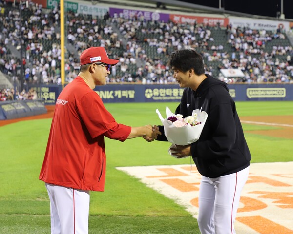 SSG 김광현은 이날 승리로 KBO 최초 개인 통산 12번째 10승을 달성했다. 동시에 통산 180승을 달성한 김광현이 SSG 이숭용 감독으로부터 꽃다발을 건네받고 있다. (사진=SSG)