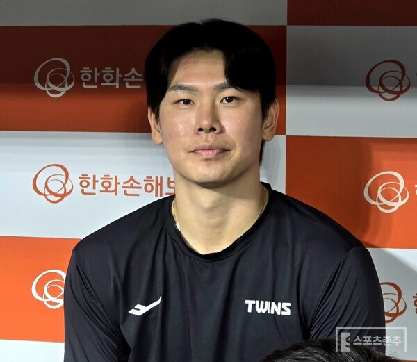 27일 대전 한화전에서 4안타를 때려낸 LG 홍창기가 경기 후 취재진과 인터뷰를 하고 있다. (사진=스포츠춘추 황혜정 기자)