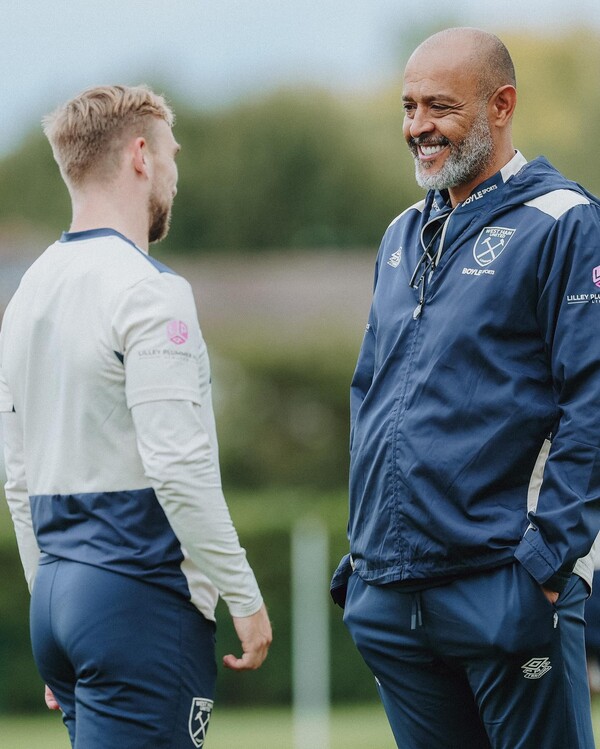 선수단을 지휘하는 누누 감독(사진=웨스트햄 공식 SNS)