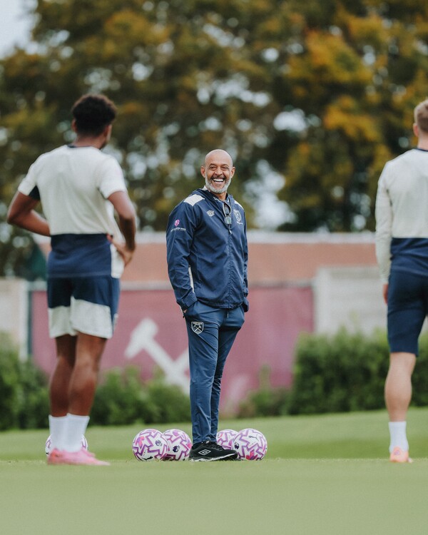 선수단을 지휘하는 누누 감독(사진=웨스트햄 공식 SNS)